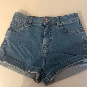 Pull and Bear Shorts perfect for a chill summer day!